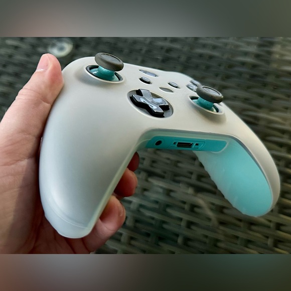 Xbox One Controller - Picture 3 of 7